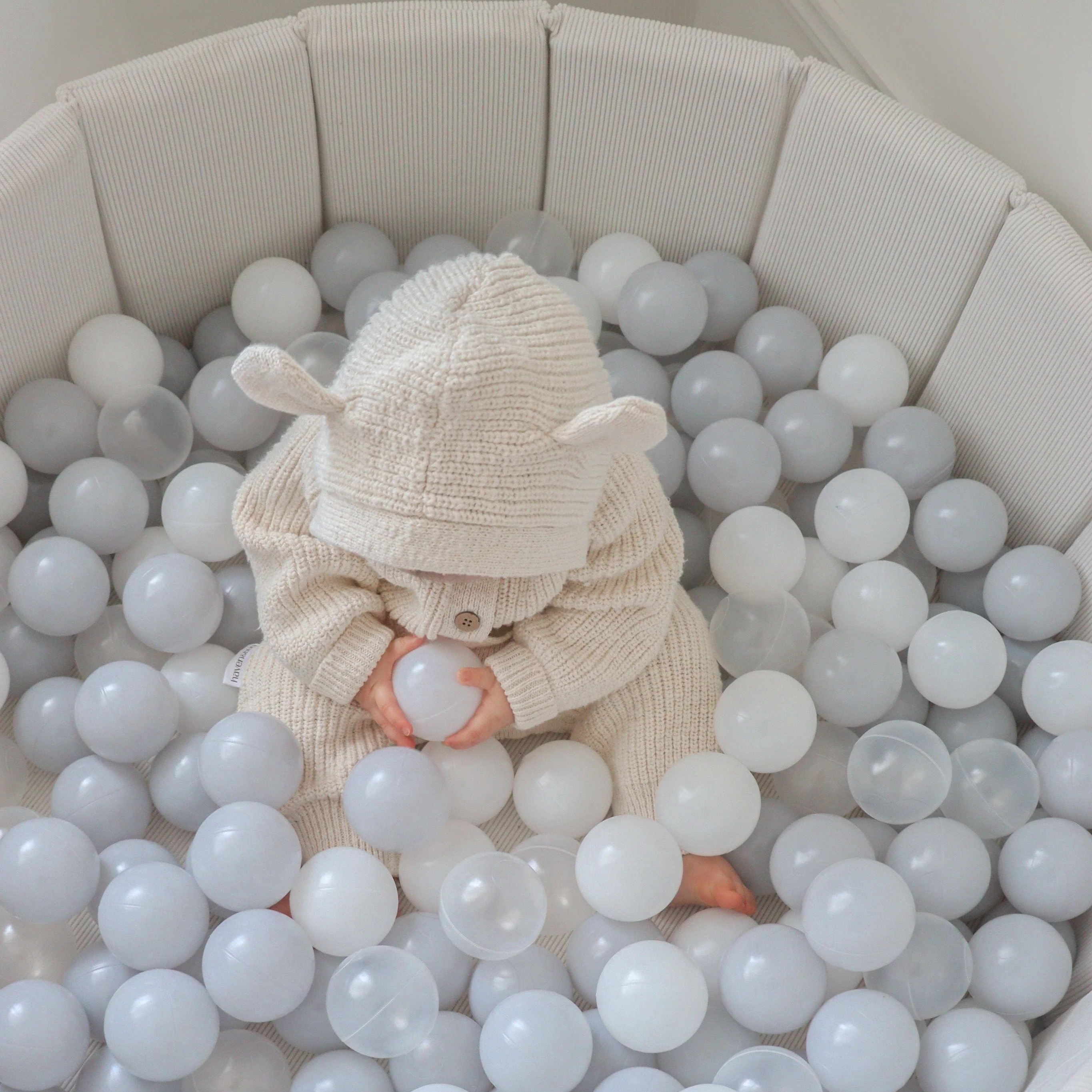 Foldable Corduroy Ball Pit with 200 Balls - Image 6